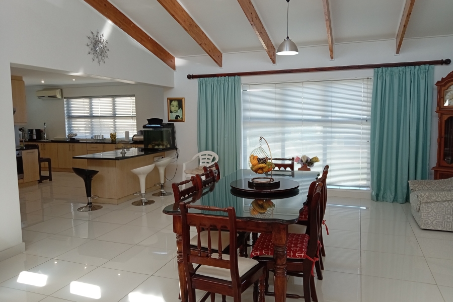 4 Bedroom Property for Sale in Mountainside Western Cape